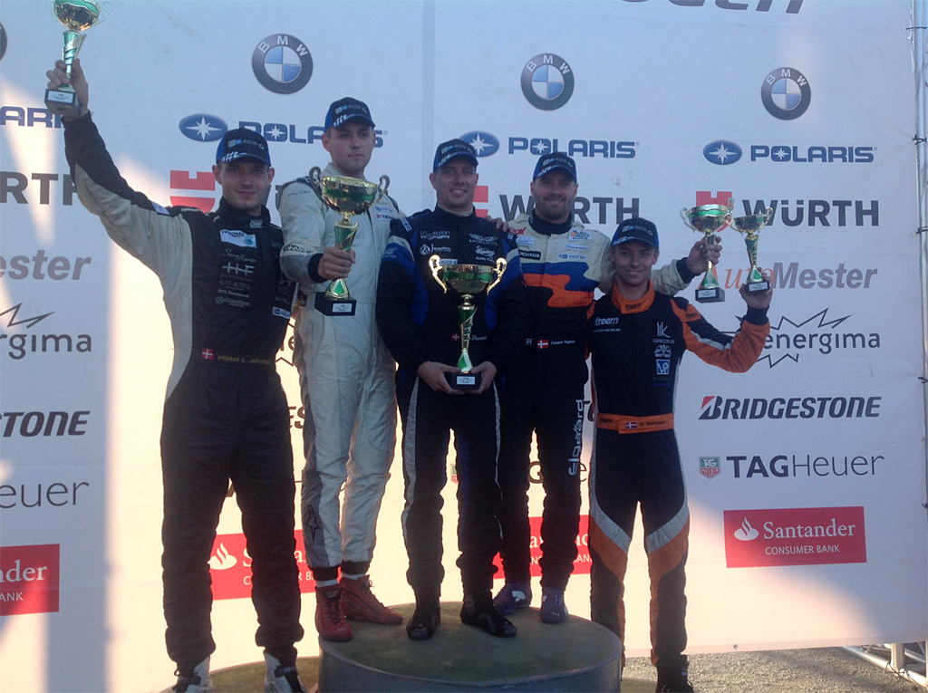 De fem bedste ved NM-finalen i V8 Thundersport. Fra venstre Mikkel C. Johansen (nr. 4), Marius Nakken (nr. 2), Ronnie Bremer (nordisk mester), Casper Elgaard (nr. 3) og Michael Markussen (nr. 2)
(Foto: Peter Jæger)